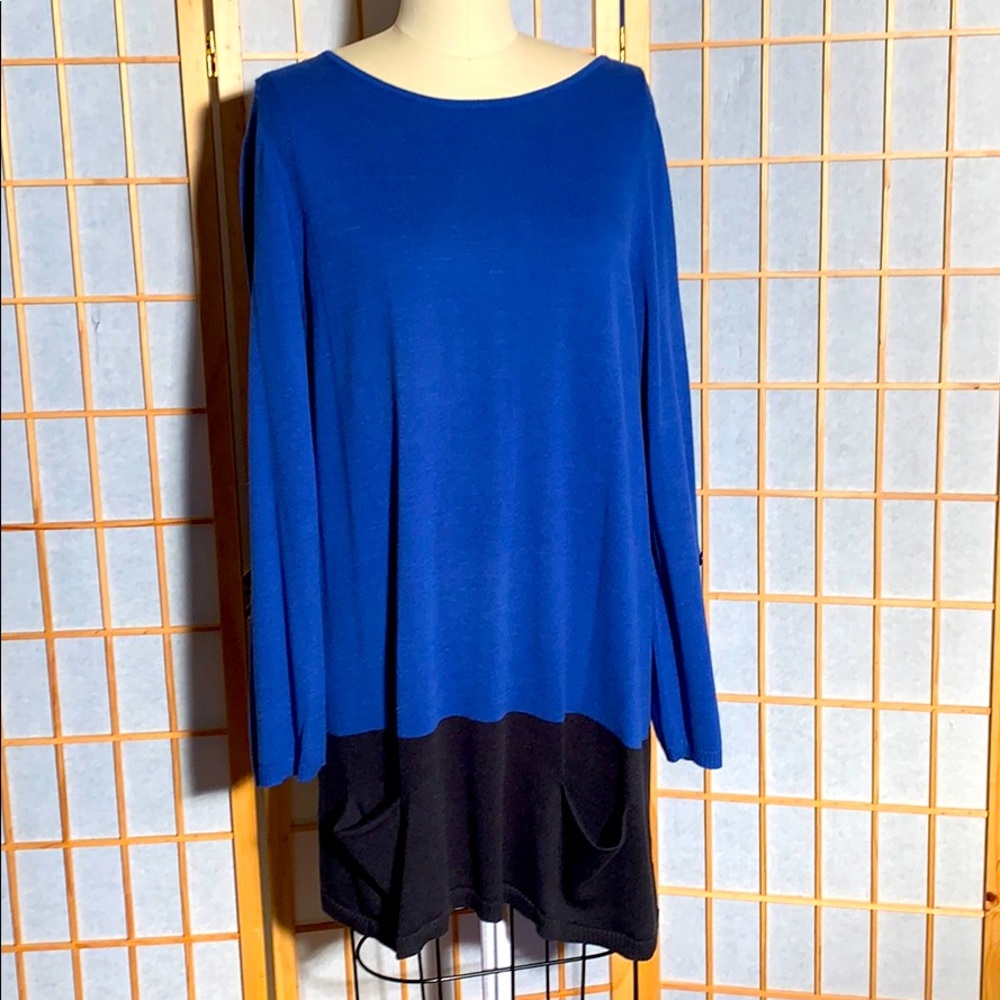 Casino sweater with adjustable sleeves size xl